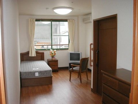居室の窓際には煙感知器が設置されている。火災の際に生じた煙をいち早く察知し、全館と連動して警報を鳴らすことができる。