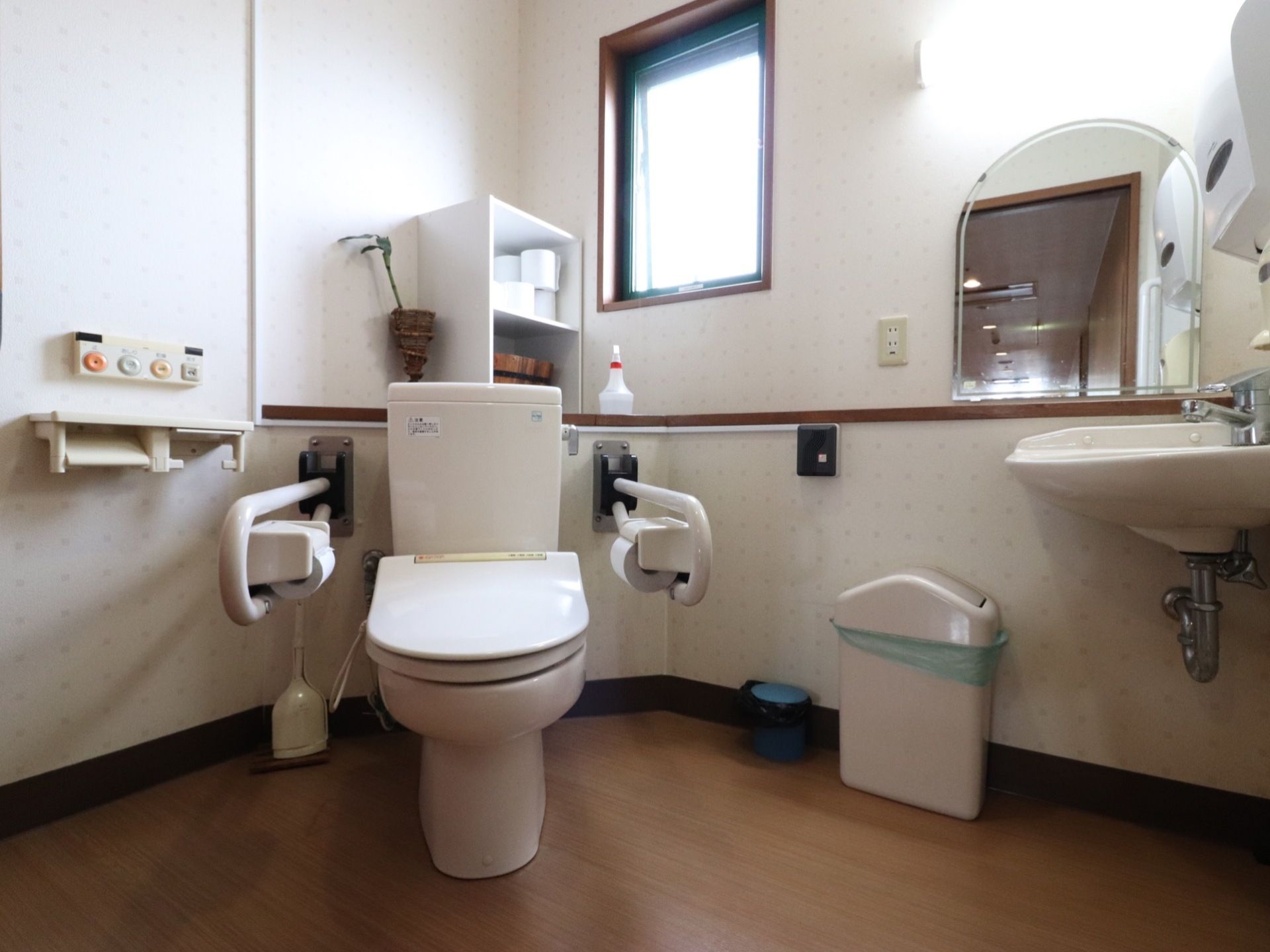 広いトイレになっていて、車いすでもゆとりを持って利用できる。独立した洗面台があり手をしっかり洗うことができる。