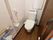 温水洗浄機の機能がついた洋式トイレなので、体を清潔に保てる。壁には手すりがとりつけてあるので、立ち居の際に足腰への負担が軽減できる。