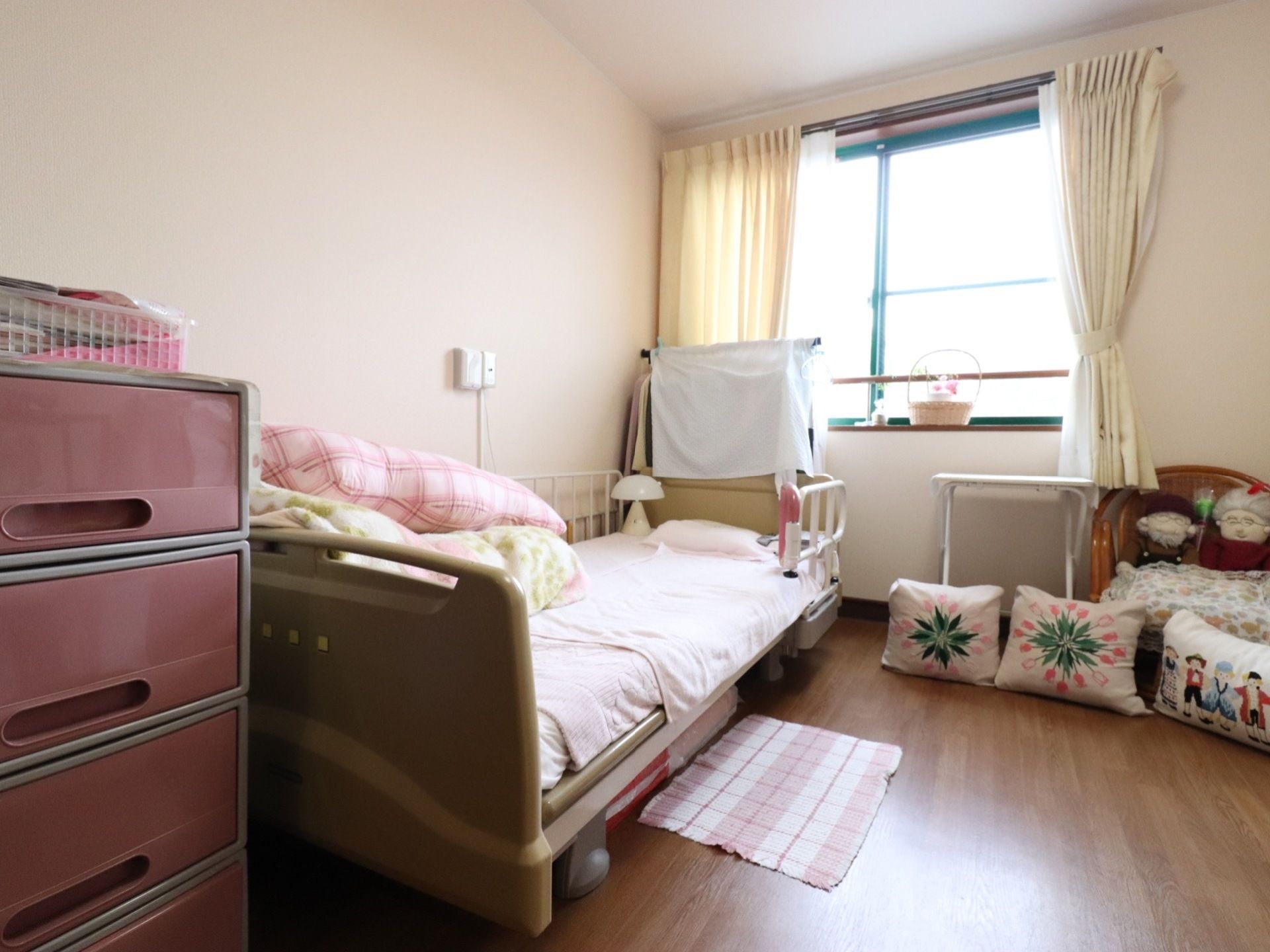 床はフローリングで、腰高窓のある明るい部屋である。足や腰に負担をかけないようにベッドが一台置いてある。
