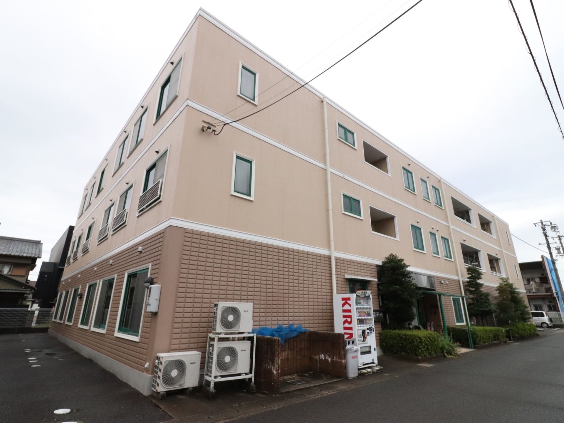 玄関のわきには整備された垣根が木々が植えてある緑豊かな空間で、道路や駐車場も整備されているので、車椅子も動きやすくなっている。