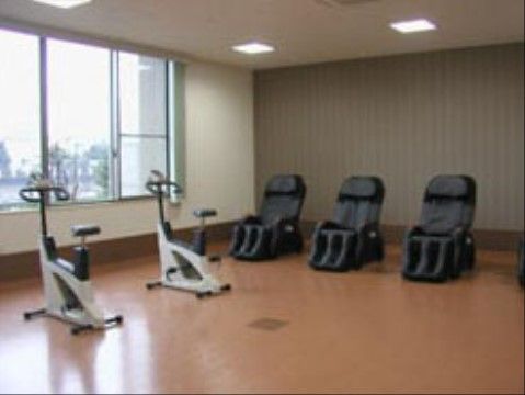 マッサージ器具やトレーニングマシンなどが置かれている共有スペース