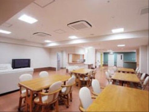 食事だけでなく入居者様同士の団らんの場としてもお使いいただけるリビング。テレビも設置されており賑やかなひと時を過ごせる。