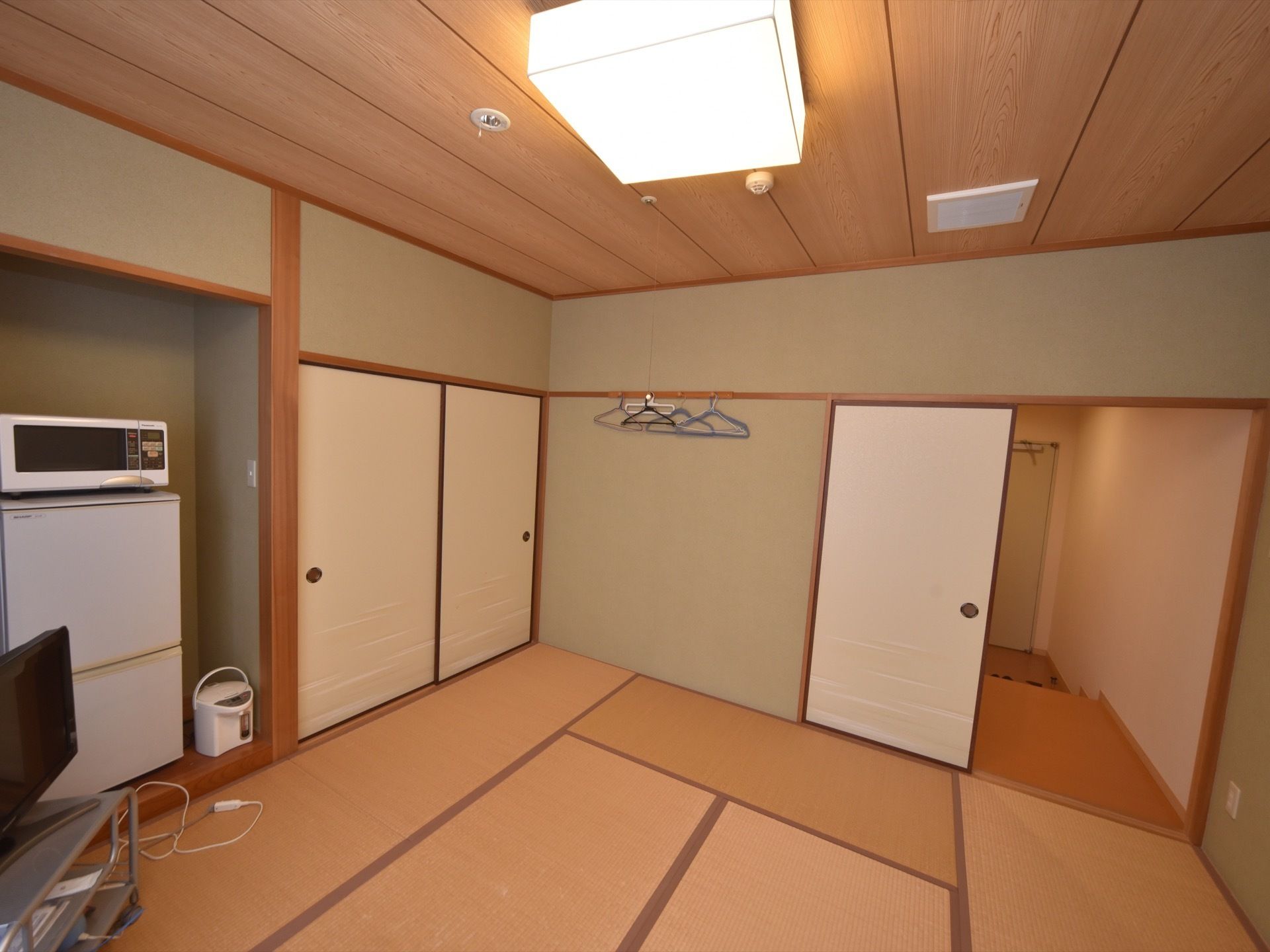 和室は広く落ち着いた雰囲気になっている。ふすまで仕切られ、押し入れもある。天井は木目で四角い照明が設置されている。