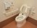 温水洗浄便座の洋式トイレを設置している。操作ボタンは壁に設置されており押しやすい。呼び出しボタンもあるので安心である。