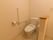 トイレは温水洗浄便座を採用しており、快適に利用することができる。壁にはL字型に手すりが設置されている。