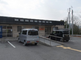 介護施設の外観と駐車場