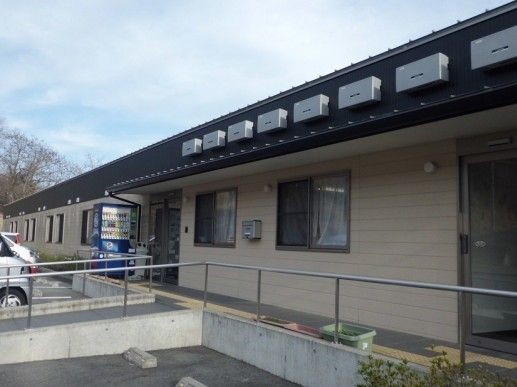 ラ・ナシカ くにとみの外観。車でのご来訪に対応した大きな駐車場を完備している。