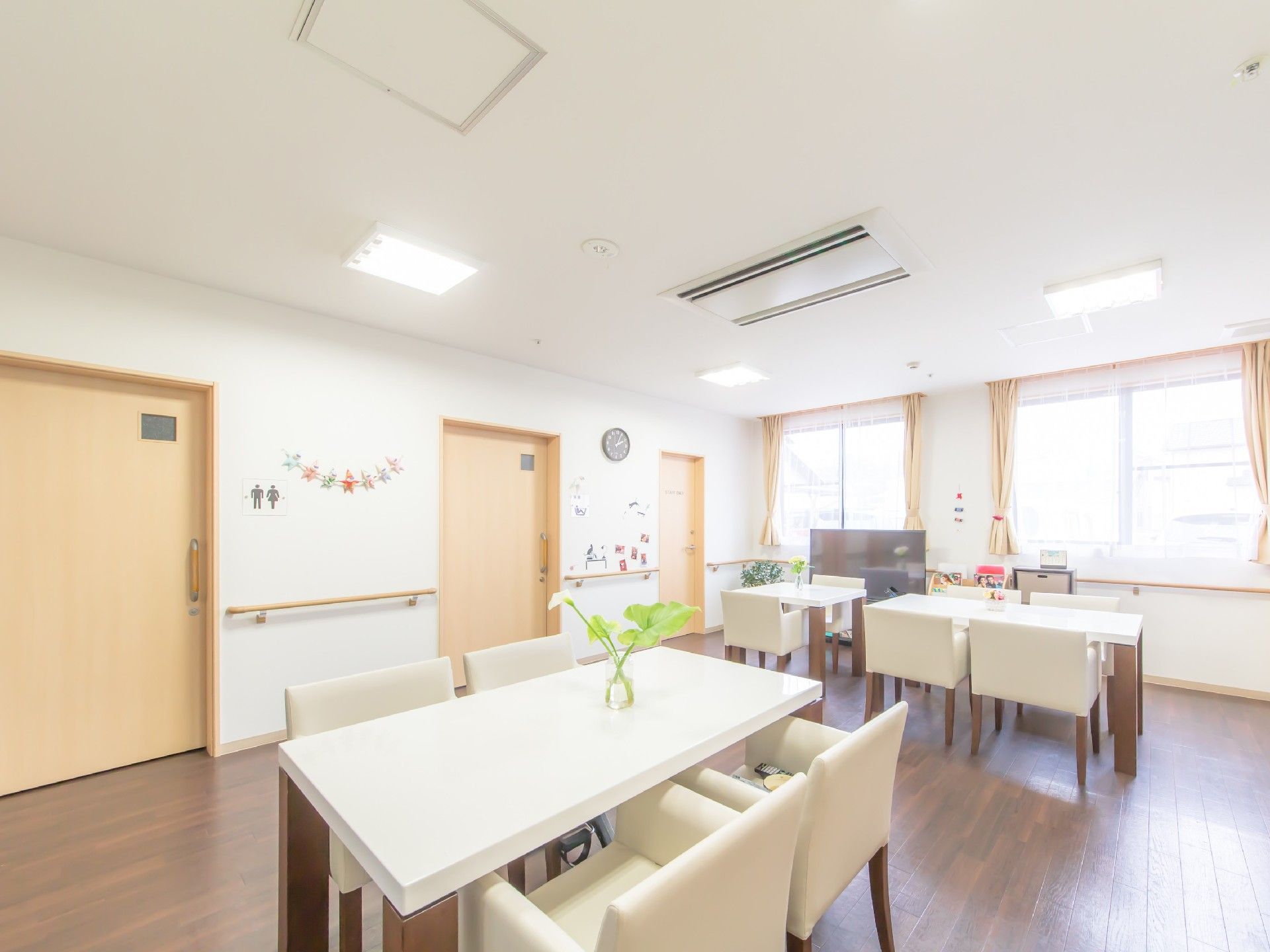住宅型有料老人ホームひなたの家備前の食堂。陽の光が大量に差し込む大きな窓を完備している。