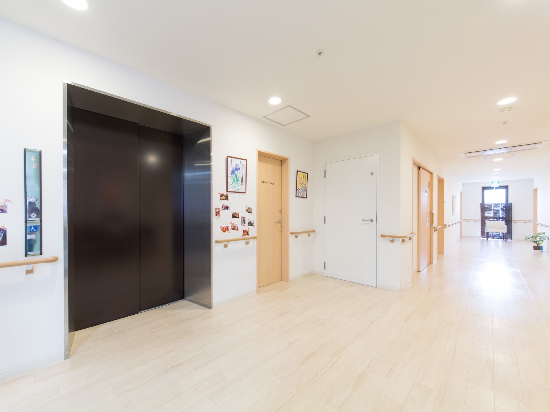 住宅型有料老人ホームひなたの家備前の廊下。清掃がいきとどいた綺麗な廊下になっている。