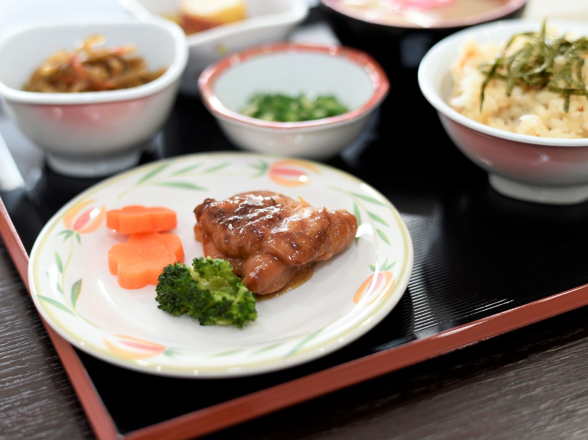 小鉢が数種類用意された和食中心のお食事。栄養バランスも行き届いており、肉や野菜もしっかりと取れ、健康面に配慮されている。