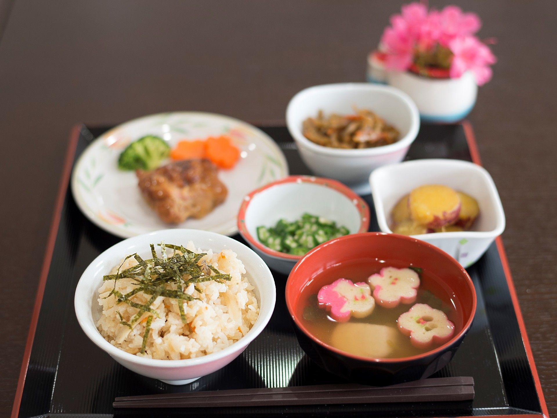 お盆にご飯、汁物、おかずが複数セットされたお食事。見栄えにも気を使っており、定食屋さんのような盛り付けで目でも楽しめる。