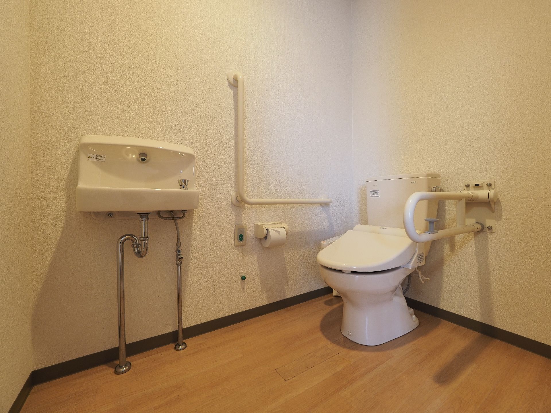 個室内に洗面台を完備しており、トイレを使用後すぐに手洗いができて衛生的。手すりと安全バーが設置されているので、負担なく利用できる。