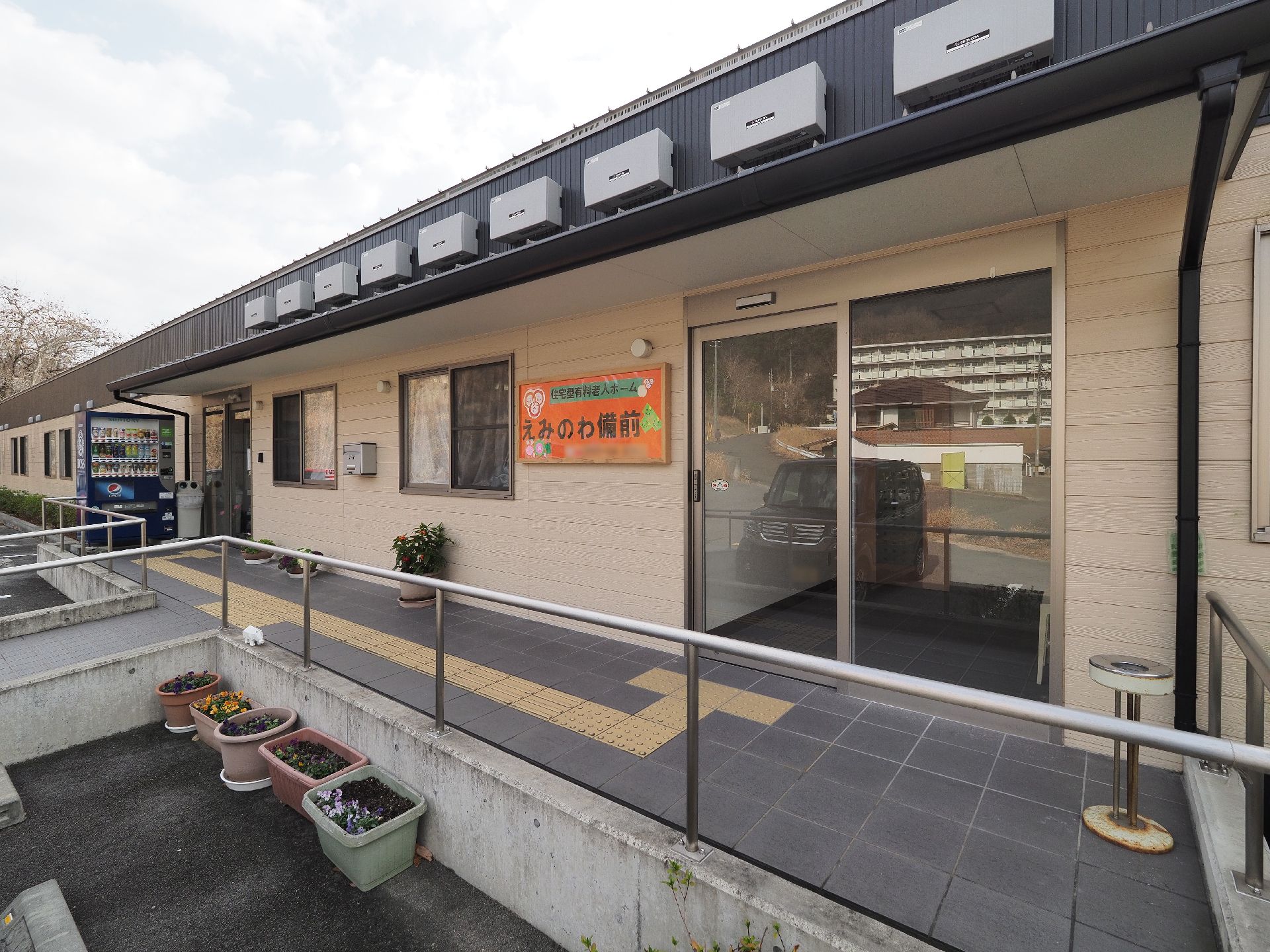 駐車場からエントランスまではスロープが設置されているので、車椅子をご利用の方も安全に通行することができる。