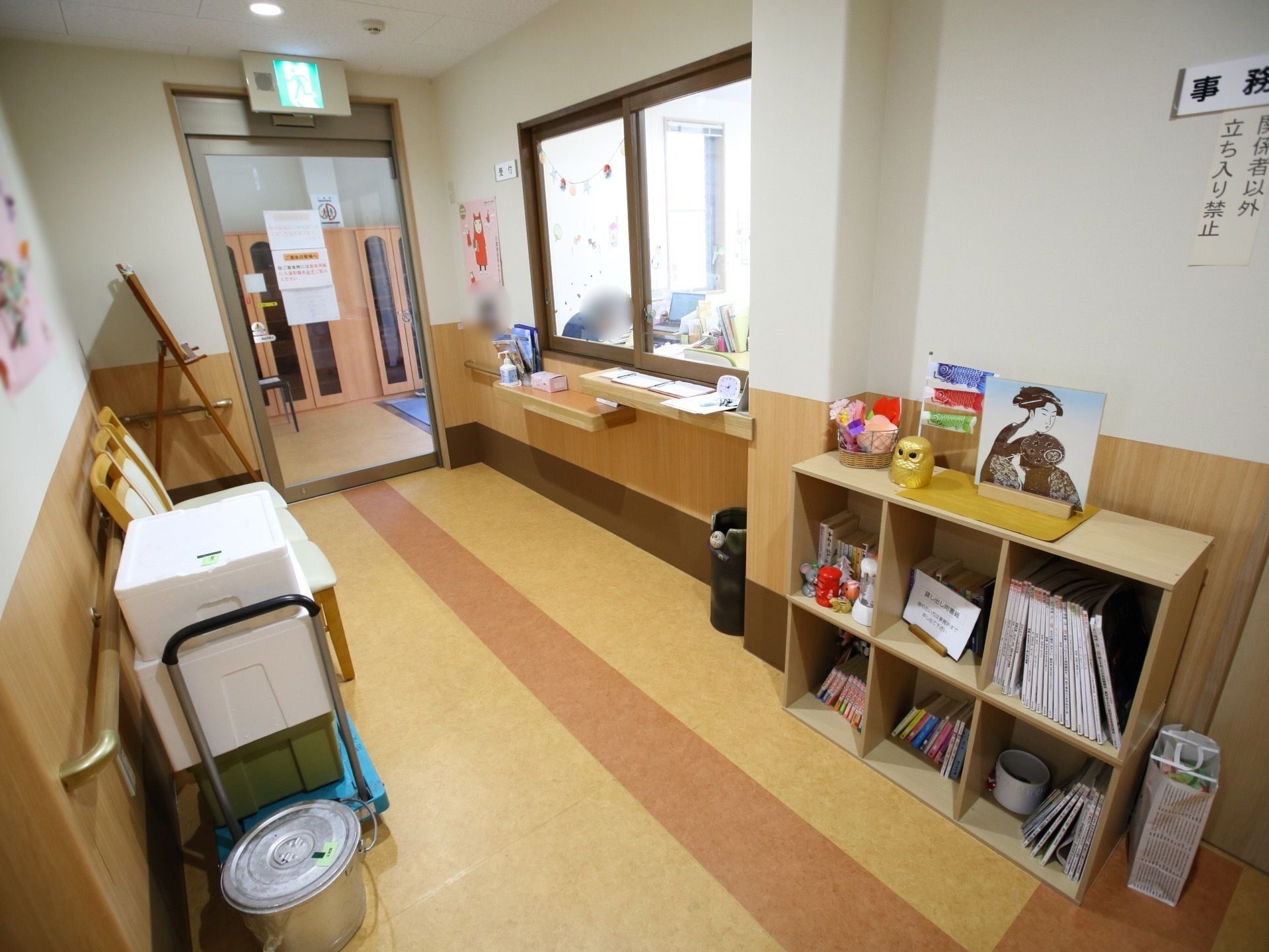 玄関を入ってすぐのスペースに受付と事務室がある。前の廊下には椅子が設置されており、座ってくつろぐことができる。