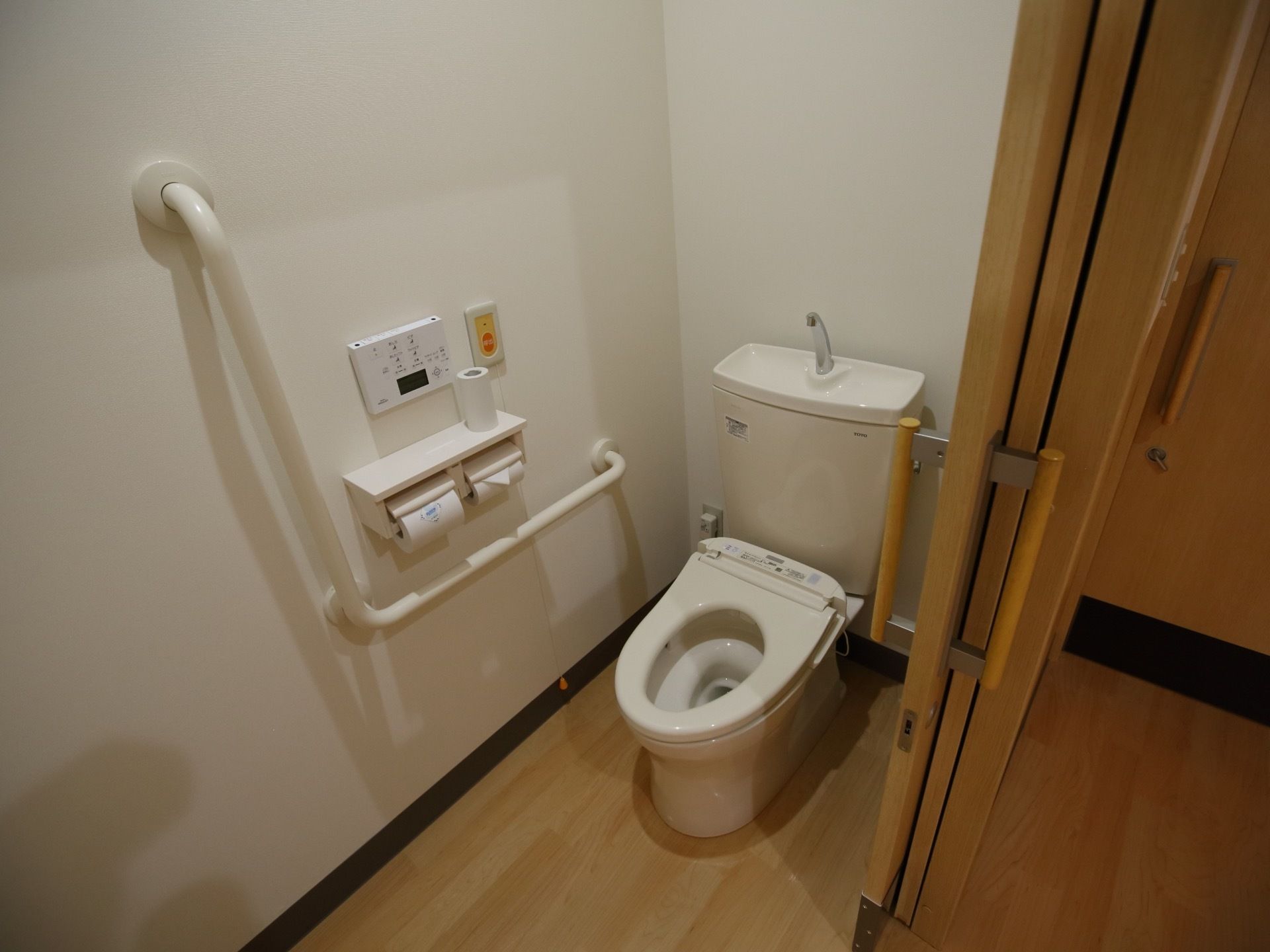 温水洗浄便座を採用したトイレが設置されており、操作盤が壁に取り付けてある。呼出しボタンがあり、緊急時にはすぐにスタッフに通報できる。