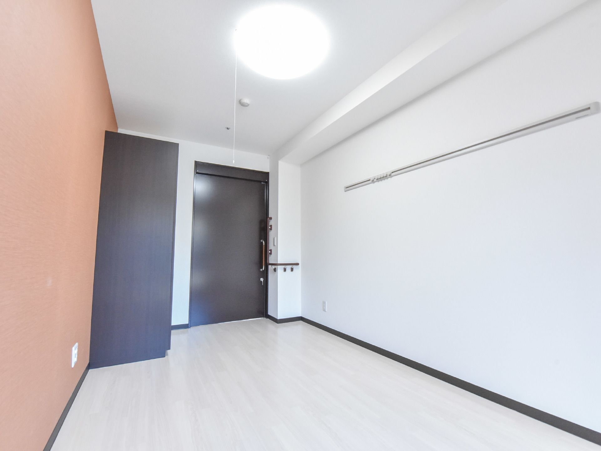 部屋の形は長方形であり、照明の光が行き渡っているため明るい。ドア付近にはＬ字型手すりがある。壁にはスライド式の物掛けがついている。