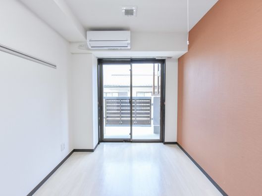 部屋の窓とベランダ