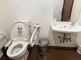 安全な手すり付きのトイレ空間