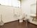 広くスペースを確保したトイレには、窓が設置されており換気ができる。安全で快適に用をたすことができる仕様に整えられている。