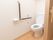 各居室にトイレを用意している。ドアは引き戸になっている。壁に手すりが設置され、非常ボタンが取り付けられている。