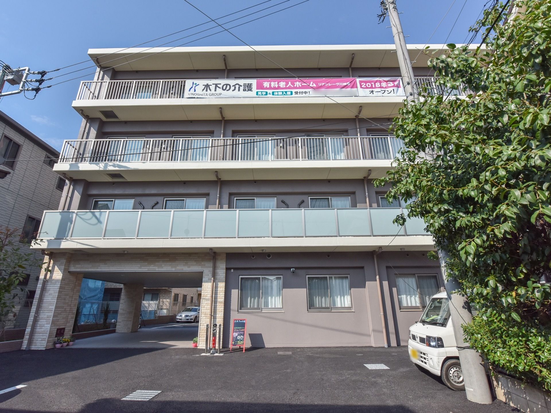 施設の建物にはルーフバルコニーが設置されており、入居者様は洗濯物を干すほか、小休止などで自由に使用することが可能である。