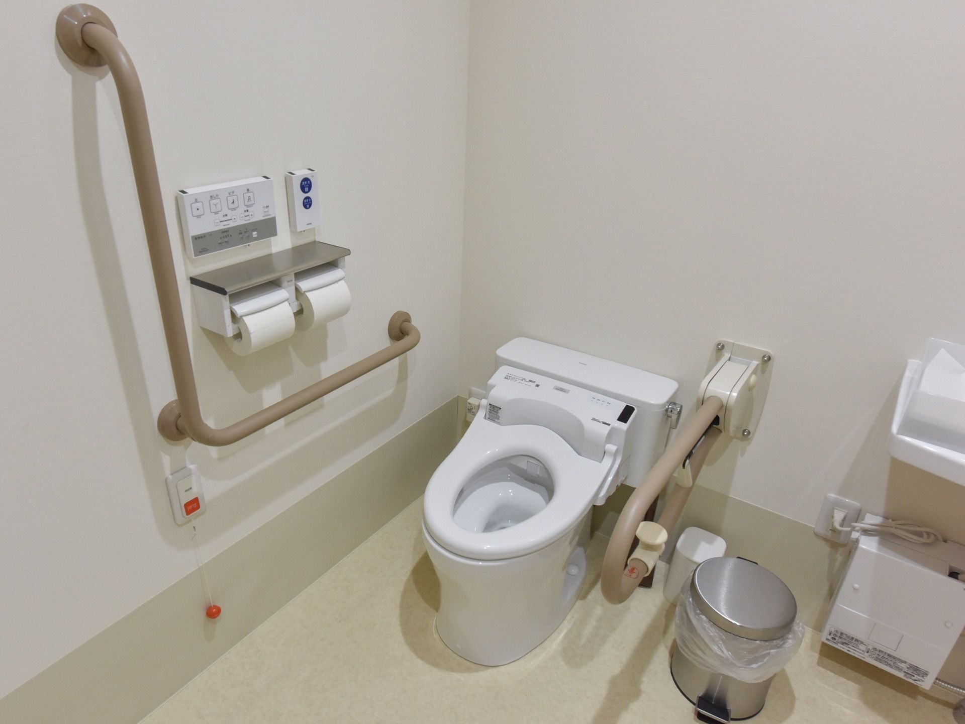 トイレの便器には温水洗浄便座が設置されており、入居者様は水温調整された洗浄水を快適に使用することができる。