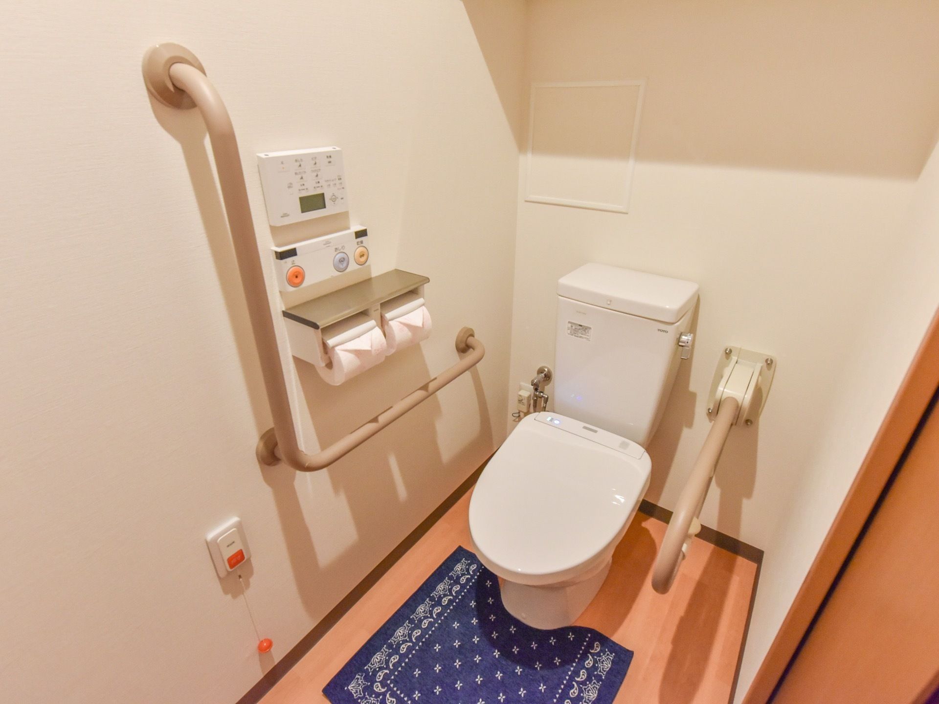 トイレには、左右に手すりが設置されており、立ち座りの際の負担を軽減することができる。呼び出しボタンも設置されており、安心して利用できる。