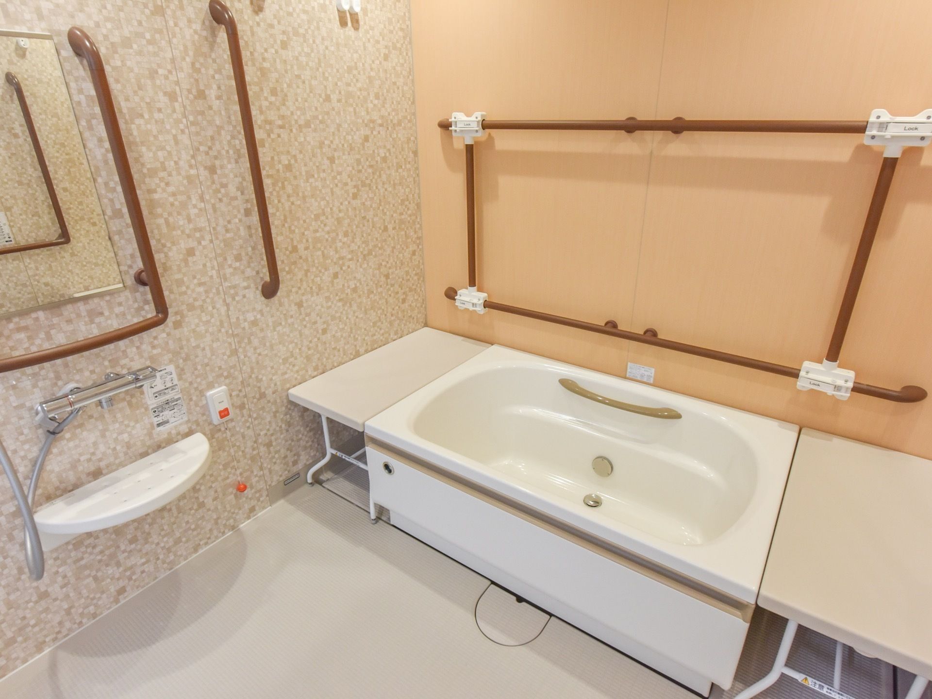 浴槽の手前と奥に手すりが設置されており、入浴や立ち座りの際の転倒のリスクを軽減することができる。また、浴槽内にも手すりが設置されている。