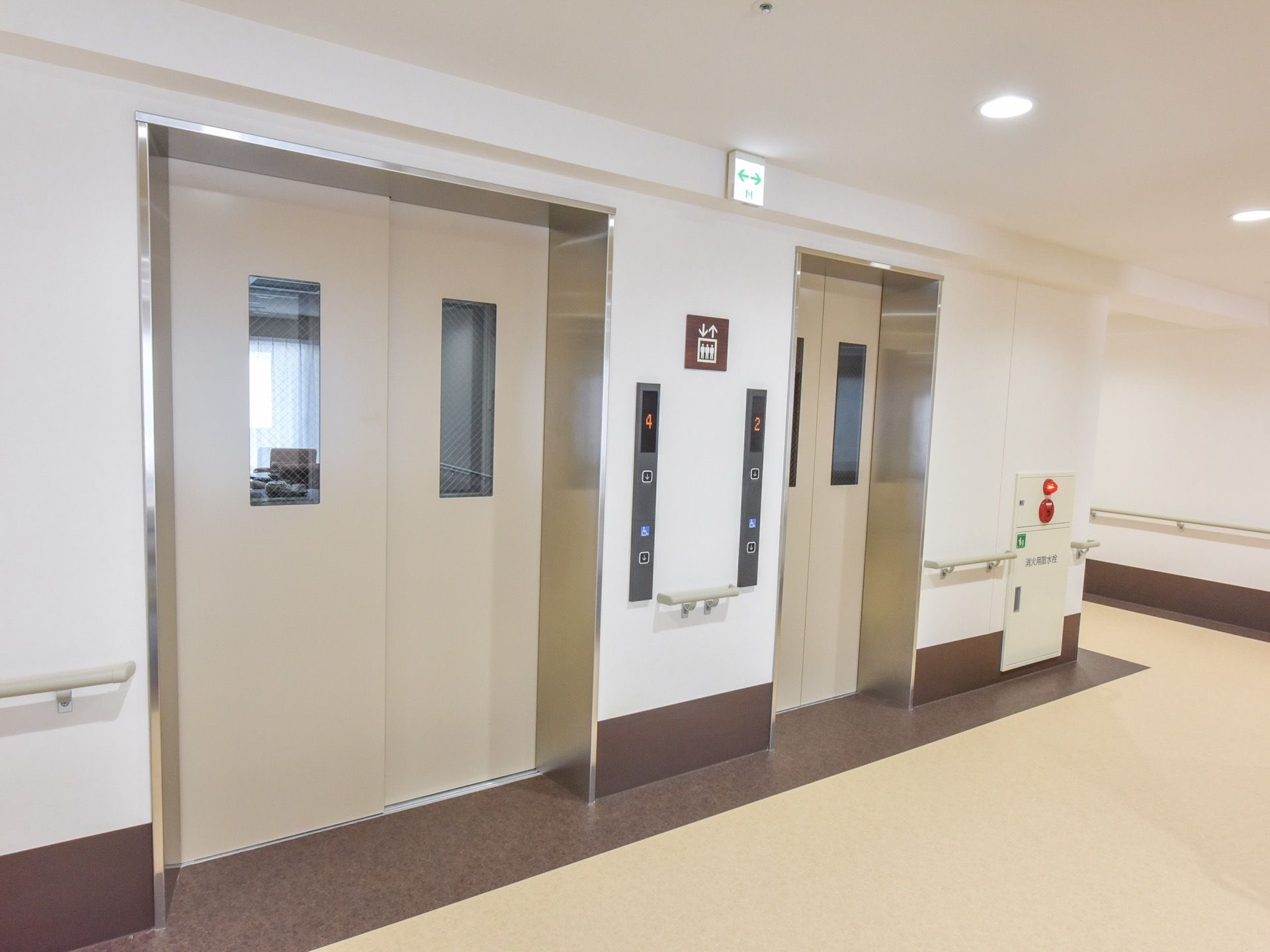 施設内には、エレベーターが2基設置されており、待ち時間の負担や上下階の移動の際の負担を軽減することができる。