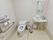 トイレには温水洗浄便座に洗面台、鏡、手すり、呼出ボタン、二つのトイレットペーパーホルダーが備わっている。