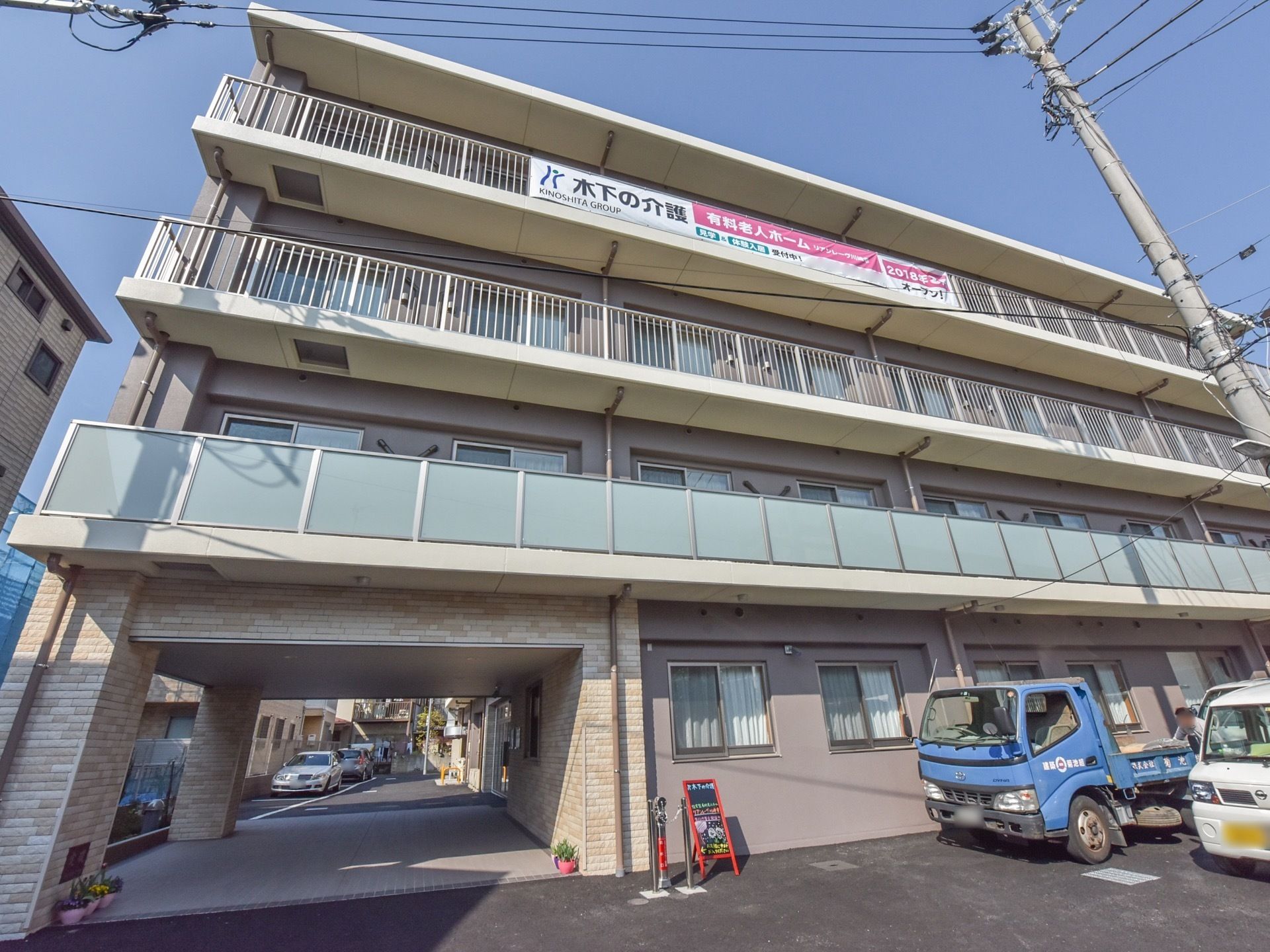 住宅街の一角に建つ鉄筋コンクリート造、地上4階建の建物である。各居室のベランダは、陽当たりが大変良い。