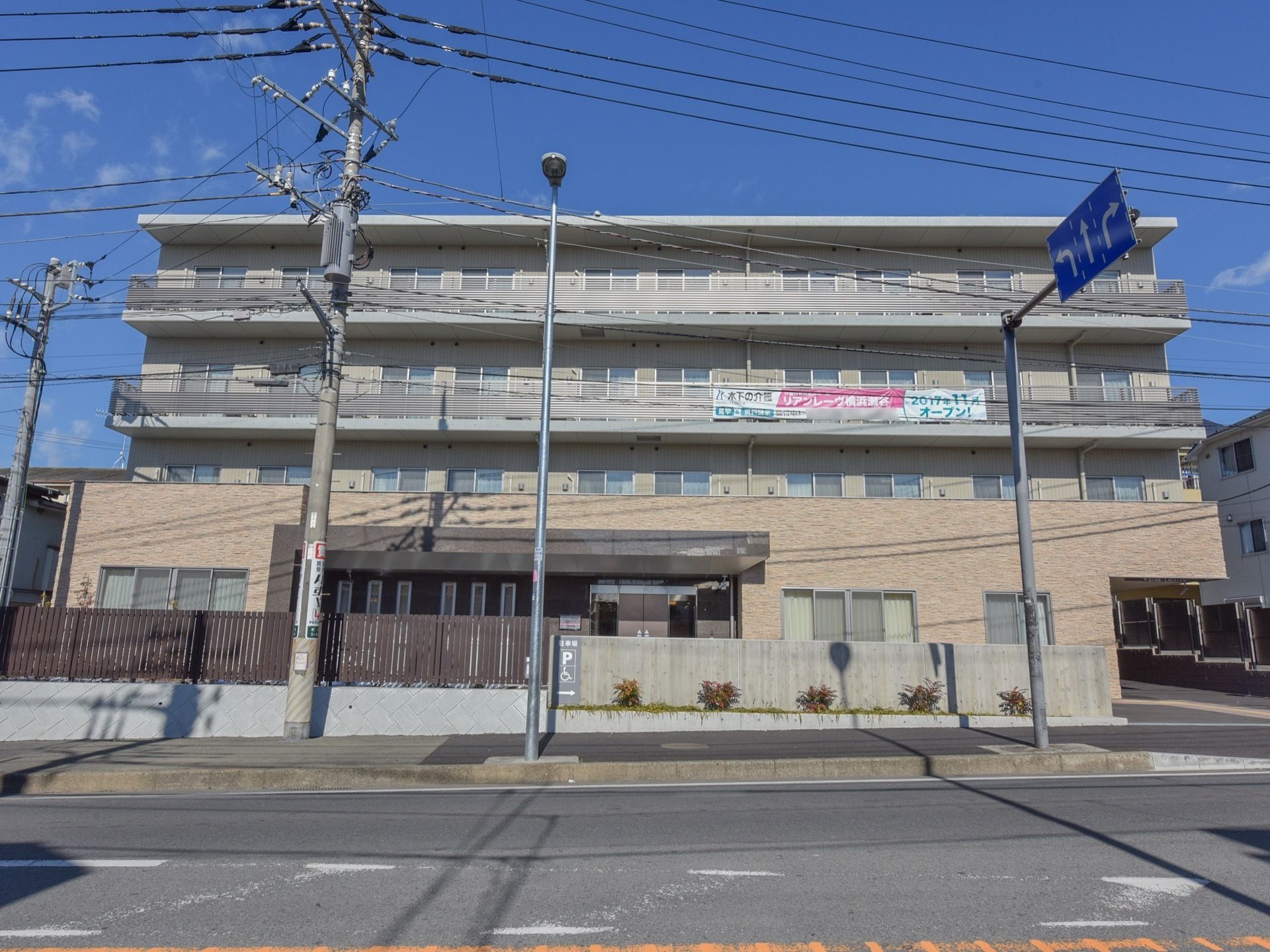 道路に面して、施設が建てられている。全室にベランダが設置され、日当たりがいい。周辺に高い建物がない。