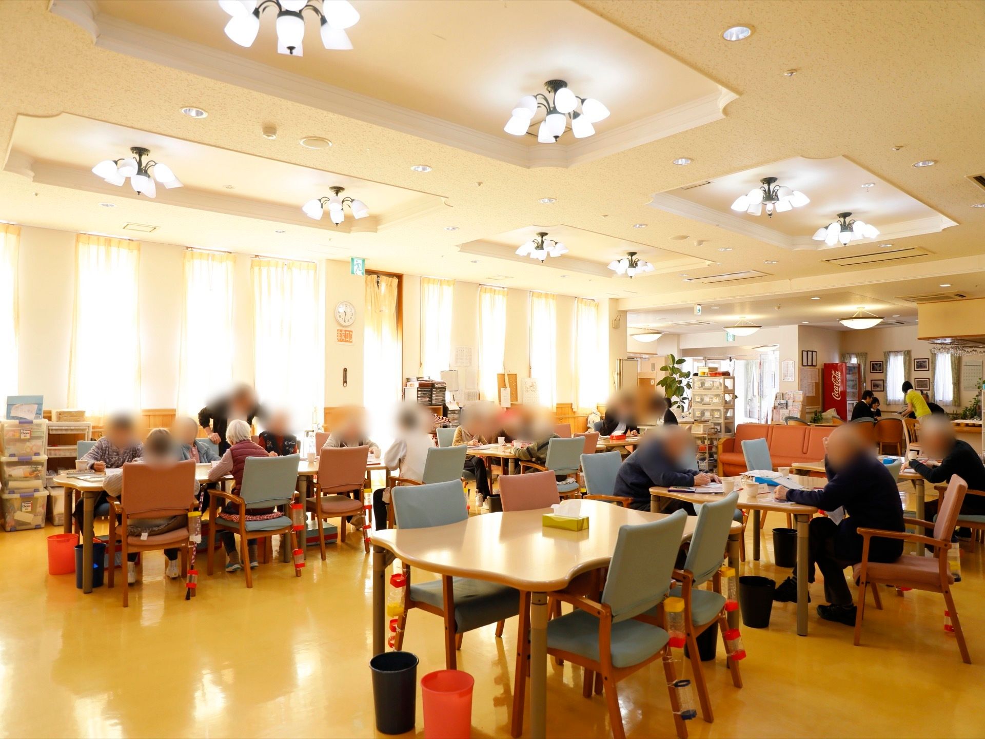 窓や照明が多く、食堂内は明るくなっている。広さもあり、車椅子をご利用の方でも楽に移動ができる。奥には自動販売機がある。