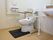 施設のトイレは、安全に使用できる介護用便器を採用し緊急コールボタンを設置。壁には縦移動と横移動にも対応できるＬ字型の手すりを取り付けている。