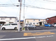 周辺道路と介護施設の外観