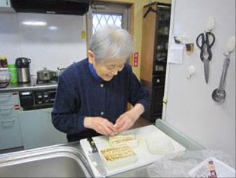 リハビリの一環としてキッチンスペースで調理しているご入居様
