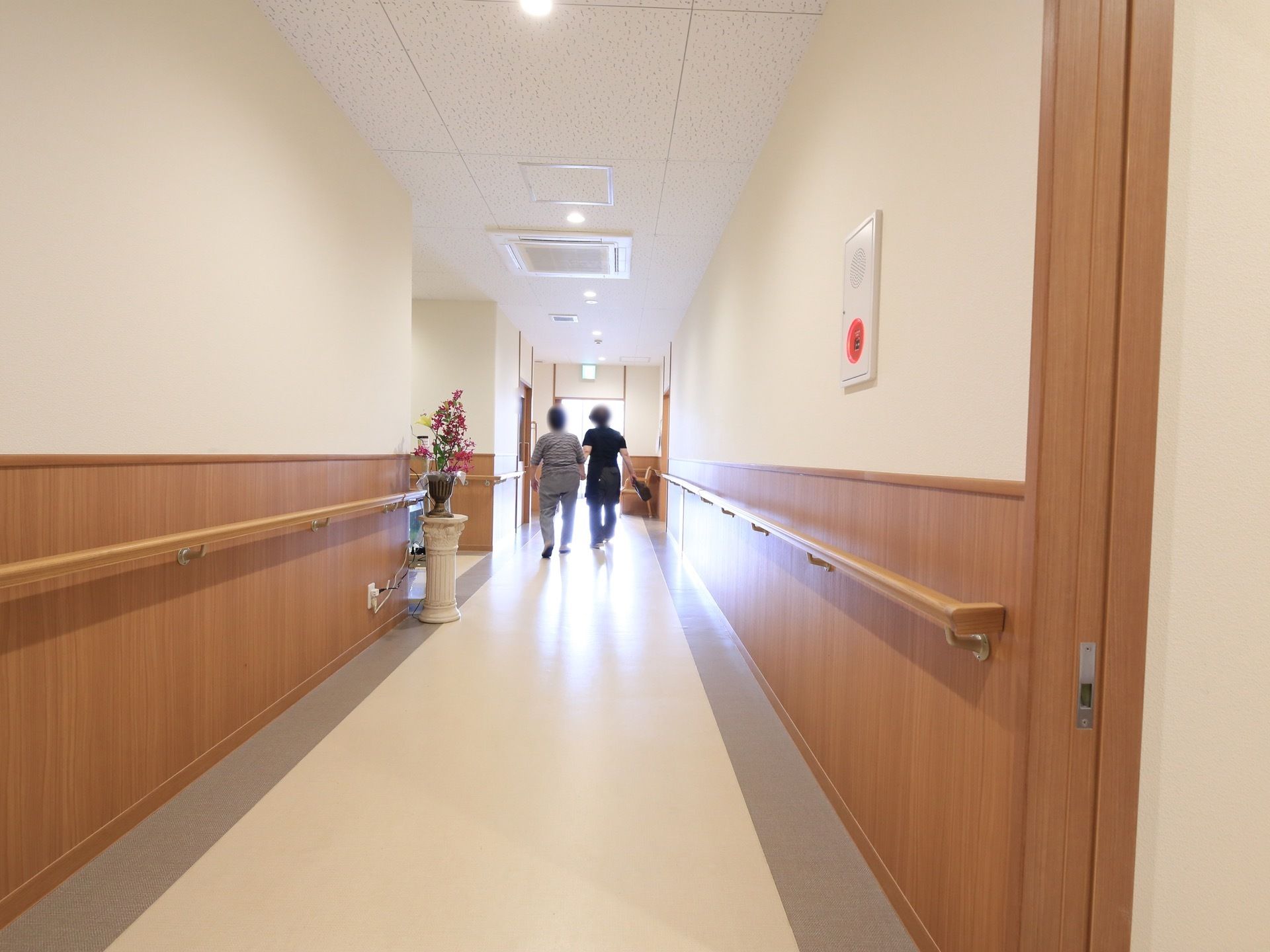廊下は、見通しがよい直線で、両壁面には手すりが全側面に取り付けられている。天井には多数のスポットライトが設置され、明るく照らしている。