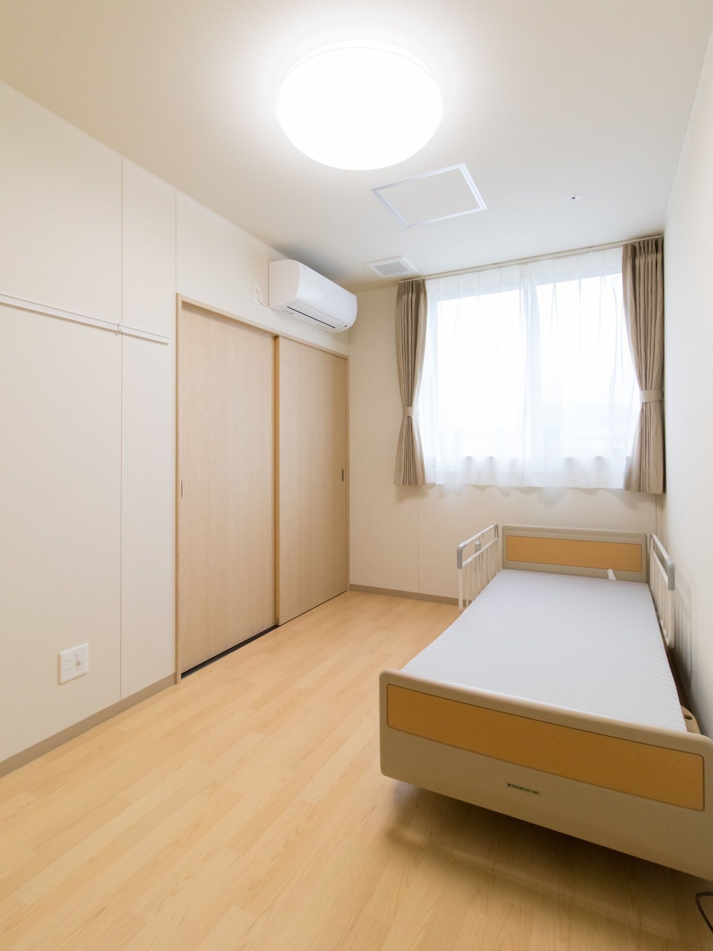 ワンルームタイプの居室は窓があり、明るい空間になっている。介護ベッドを設置しても余裕がある広さがある。