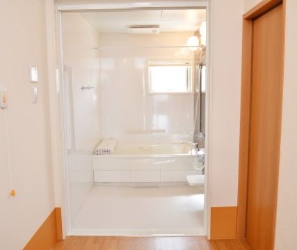 浴室には手すりが設置されている。浴槽、洗い場ともに十分なスペースが確保されている。外光が入る窓がある。