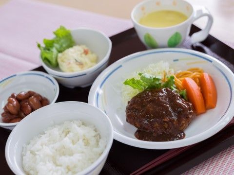 彩り豊かで見た目から美味しい、食欲をそそられる食事。バランス良く栄養素が含まれており健康面でも安心である。