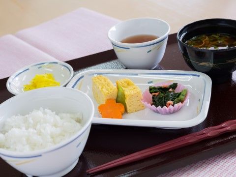 白米、卵焼き、味噌汁といった和食メニュー。栄養をバランスよく摂取することができる。味だけでなく、見た目も工夫しており、楽しく食事ができる。