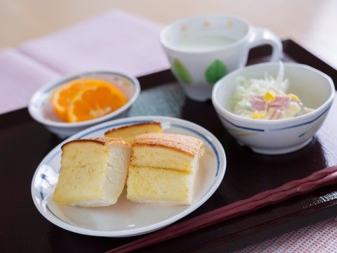 パン、サラダ、果物、牛乳のメニュー。食後は甘いものを食べながらゆったりと他の入居者様と過ごすことができる。