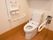 温水洗浄便座付きのトイレが設置されている。壁にはＬ字型の手すりが備えつけられている。緊急呼び出しボタンも設けられている。