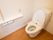 温水洗浄便座付きのトイレには、緊急呼び出しボタンが備えつけられている。ペーパーホルダーが2ヶ所設置されている。