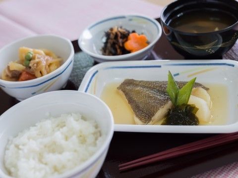 健康的な和食。栄養バランスを考慮した食事が提供されている。食事の面でも入居者様の生活をサポートしている。