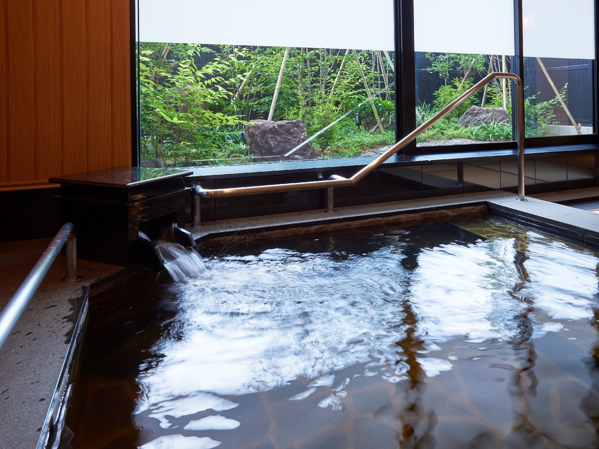 温泉旅館のような大きな浴槽。湯口からは天然温泉がたっぷりと注がれている。手すりが設置されているので、安心して利用できる。