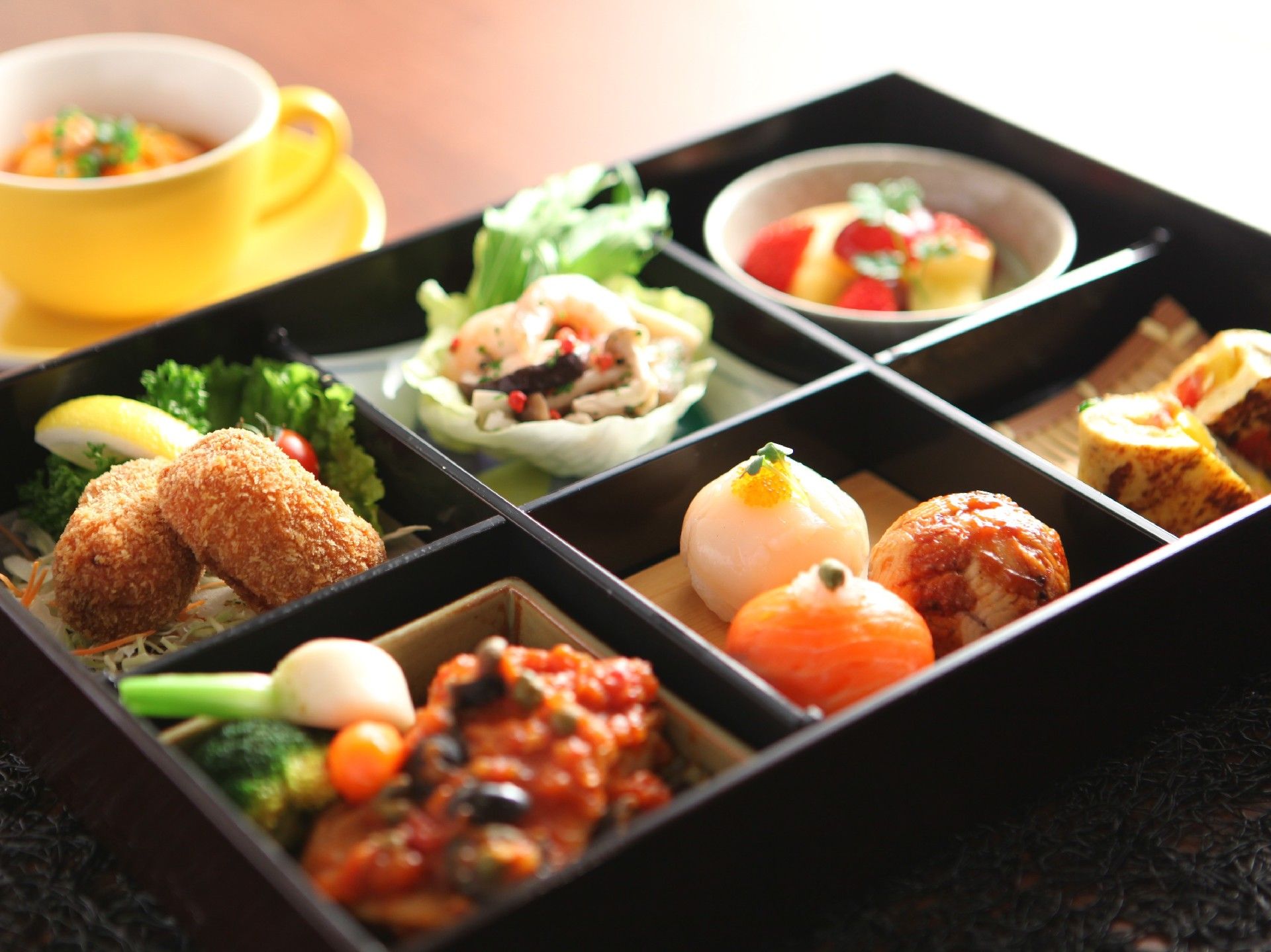 色鮮やかな食べ物が盛り付けられた食事である。いろいろな好みに合わせて、様々な種類の食べ物が食事を彩る。