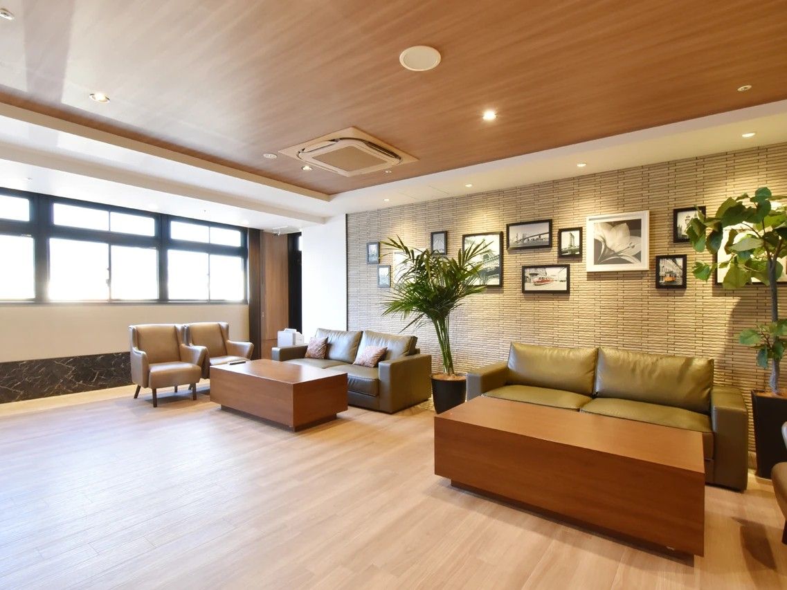 おしゃれな雰囲気が漂う共有スペースである。その中央には大きなプールがあり、透き通った水面が印象深い。