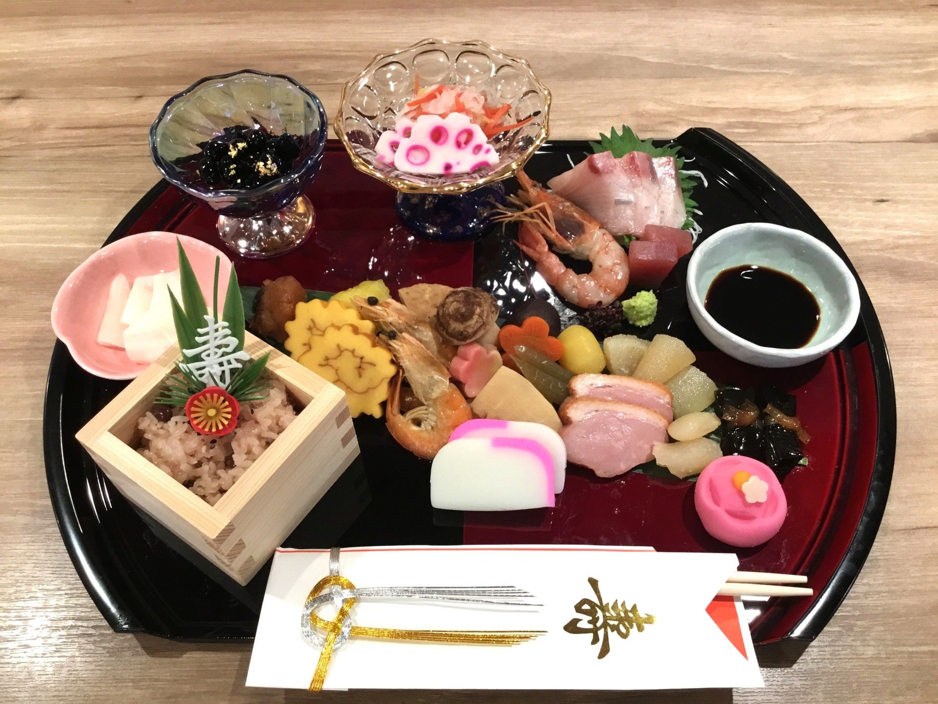 彩り豊かな食事の盛り合わせ